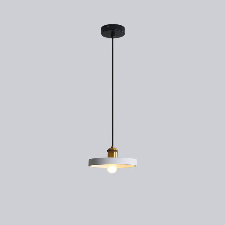 Moderne schwarze und goldene Pendelleuchte, runder Lampenschirm, minimalistisch, Innenbeleuchtung.