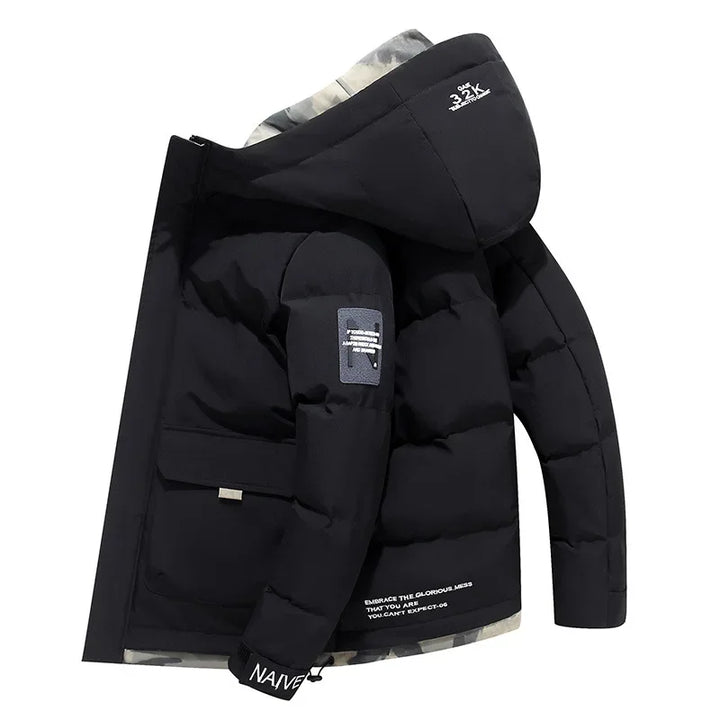 Schwarze Herren-Daunenjacke mit Kapuze, modernem Design und Aufnähern, warm und stilvoll.