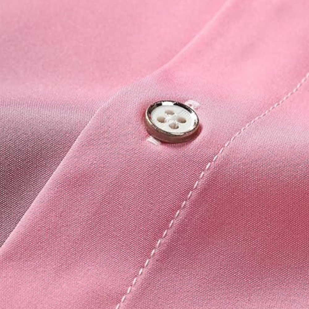 Rosa Hemd aus Baumwolle mit Knopfdetail, Nahaufnahme, elegante Mode, hochwertige Verarbeitung.