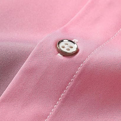 Rosa Hemd aus Baumwolle mit Knopfdetail, Nahaufnahme, elegante Mode, hochwertige Verarbeitung.