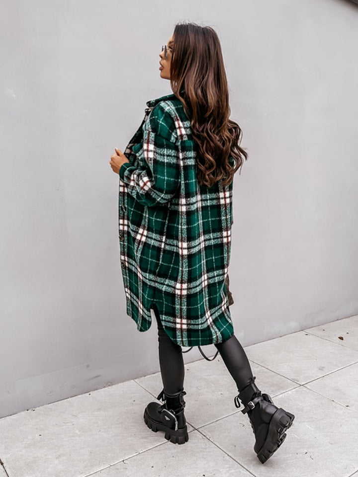 Frau in grün-kariertem Mantel, schwarze Stiefel, Herbstmode, Straßenstil, seitliche Ansicht.
