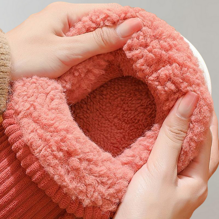 Rote Damen-Wärmepantoffeln aus Fleece, gemütlich und warm, ideal für kalte Wintertage.