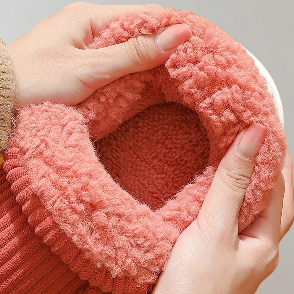 Rote Damen-Wärmepantoffeln aus Fleece, kuschelig und warm, ideal für kalte Wintertage.