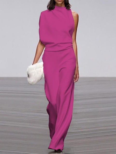 Frau in pinkem ärmellosen Jumpsuit, elegantes Design, Sommermode, Büro-Look.