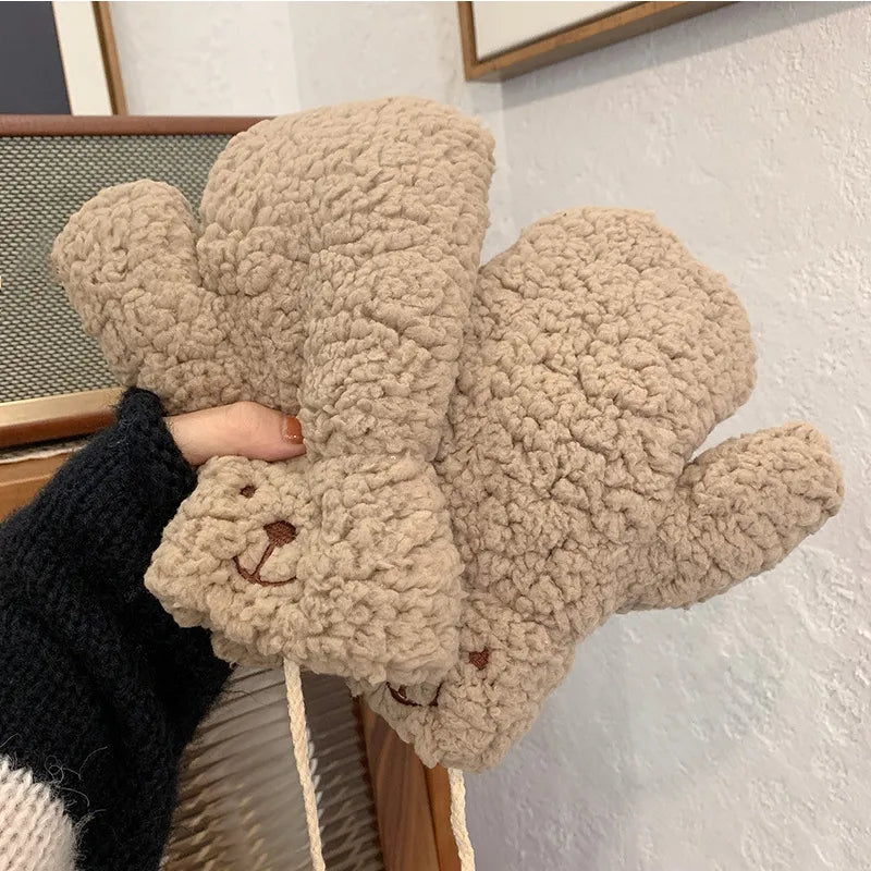 Plüsch-Handschuhe in Beige, Teddy-Design, warm, weich, Winteraccessoire, Damenmode.