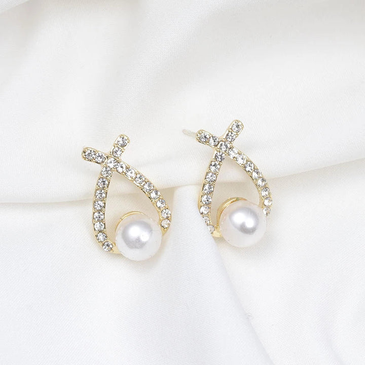 Goldene Ohrringe mit Kristallen und Kunstperlen, eleganter Schmuck für Damen.