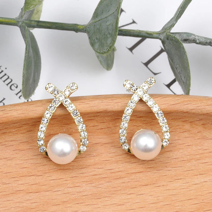 Goldene Ohrringe mit Strass und Kunstperlen, eleganter Schmuck für Damen.