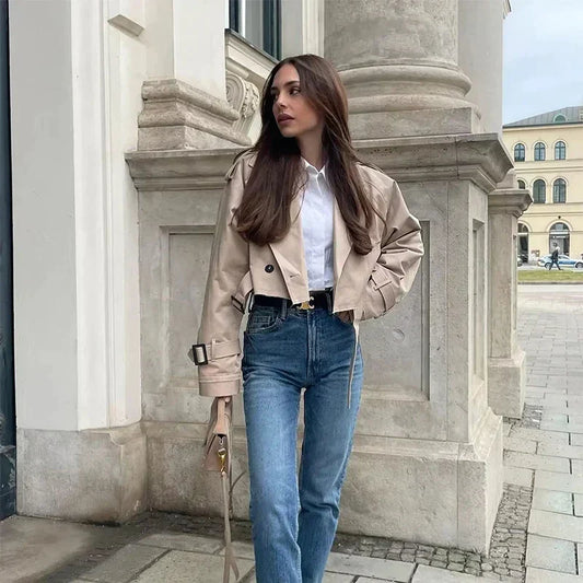 Podzimní trendy krátký dámský trench coat s páskem – Amelie