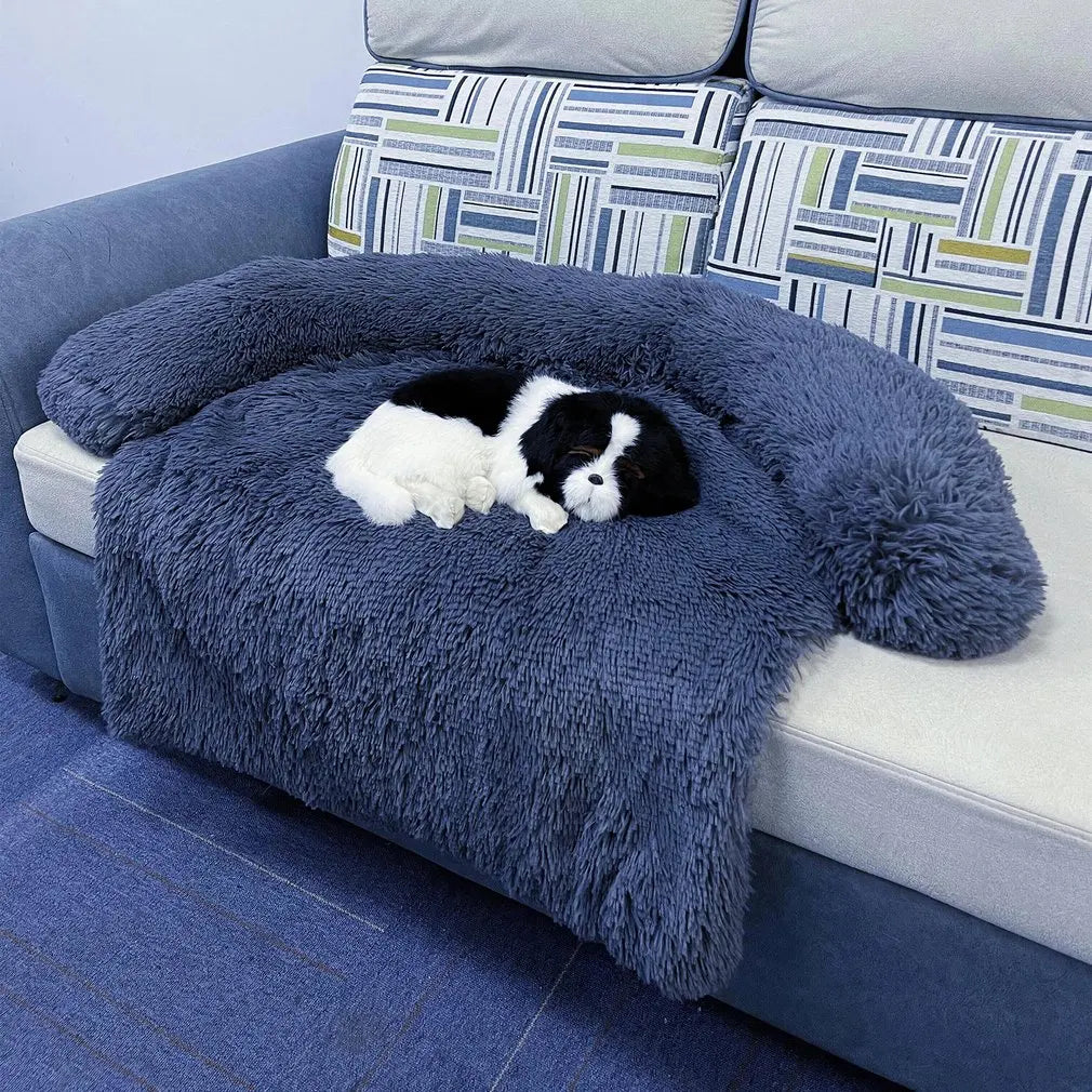 Schwarzer Hund auf grauem, flauschigem Hundebett-Sofa, ideal für große Hunde, gemütlich und warm.