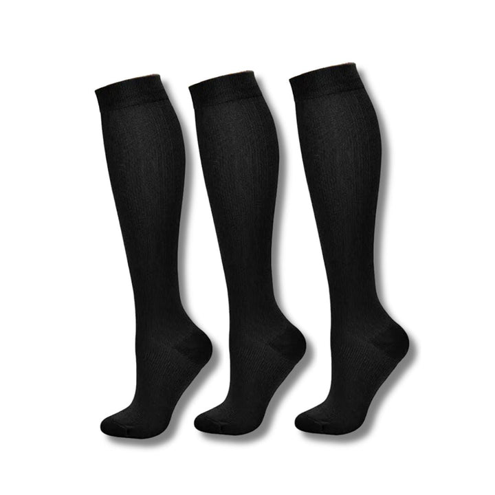 Drei schwarze Kompressionsstrümpfe, knielang, nahtlos, ideal für Sport und Reisen.