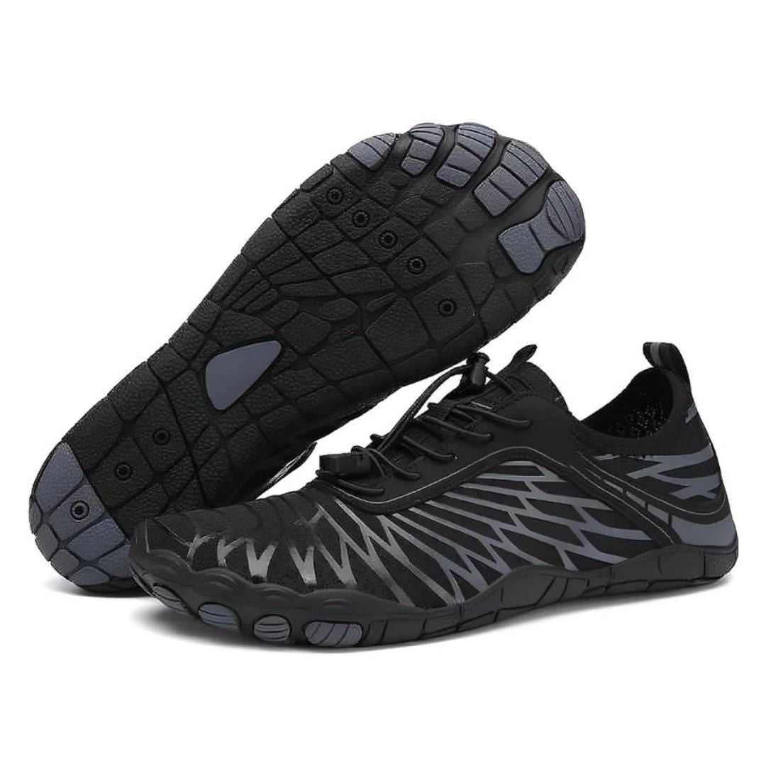 Schwarze Barfußschuhe mit grauem Muster, rutschfeste Sohle, ideal für Outdoor-Aktivitäten.