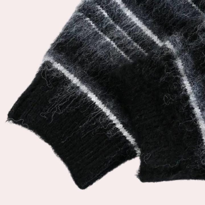 Schwarzer Wollpullover mit grauen Streifen, weiches Material, modisches Design.