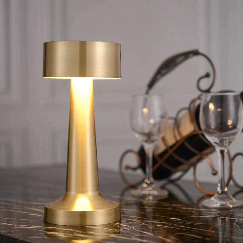 Goldene LED-Tischlampe, zylindrisch, modernes Design, ideal für Wohnzimmerbeleuchtung.