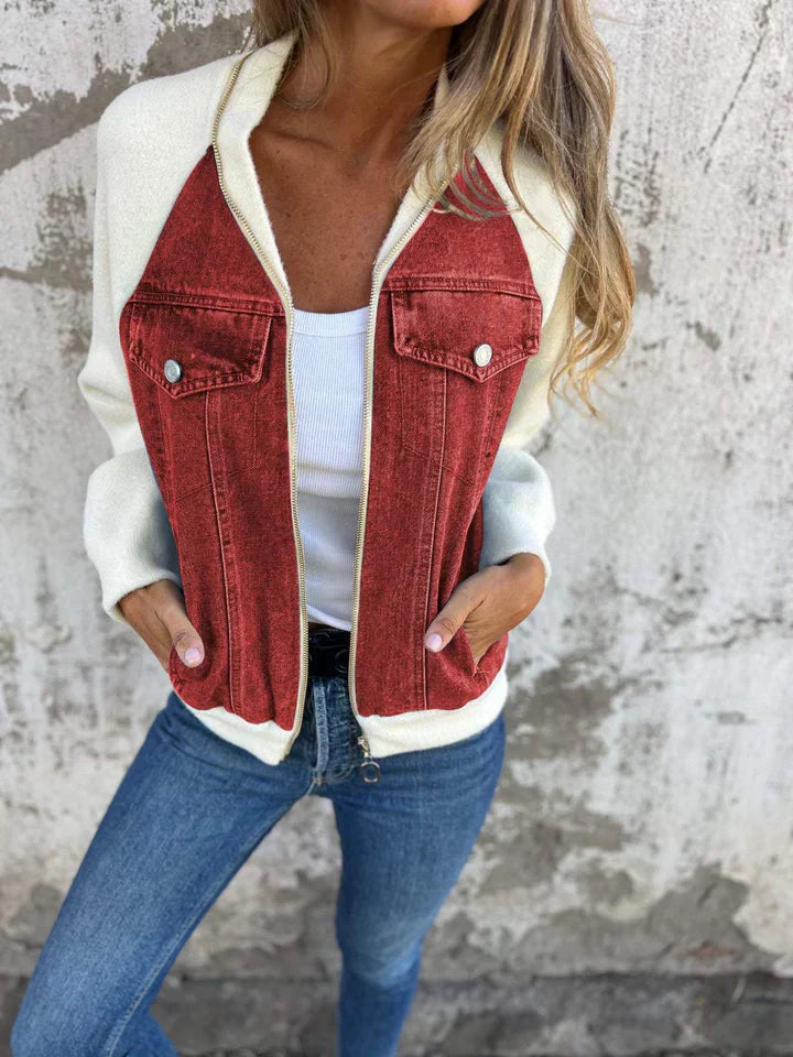 Frau in weiß-roter Jeansjacke, blauem Denim, lässiger Look, modische Damenbekleidung.