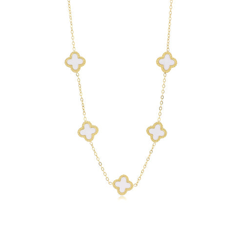 Goldene Halskette mit weißen Kleeblatt-Anhängern, eleganter Schmuck, Damenaccessoire.