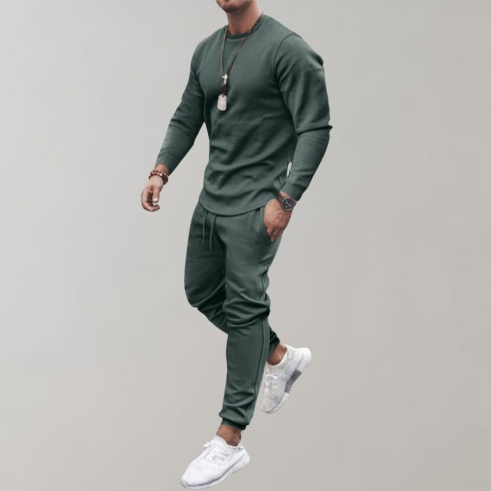 Grünes Herren-Trainingsset, Langarmshirt und Jogginghose, sportlich, bequem.