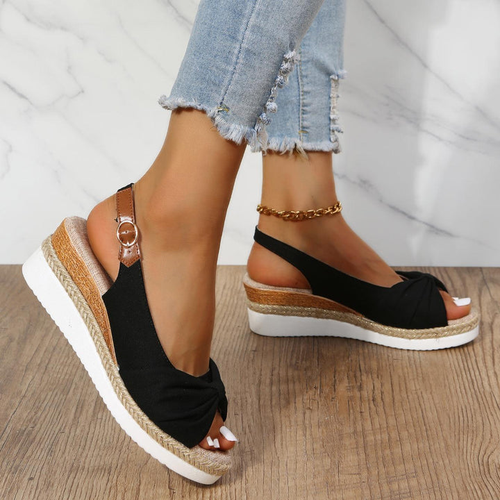Damen Sandalen, schwarz, Keilabsatz, bequem, Sommermode, Jeans, Holzoptik Boden.