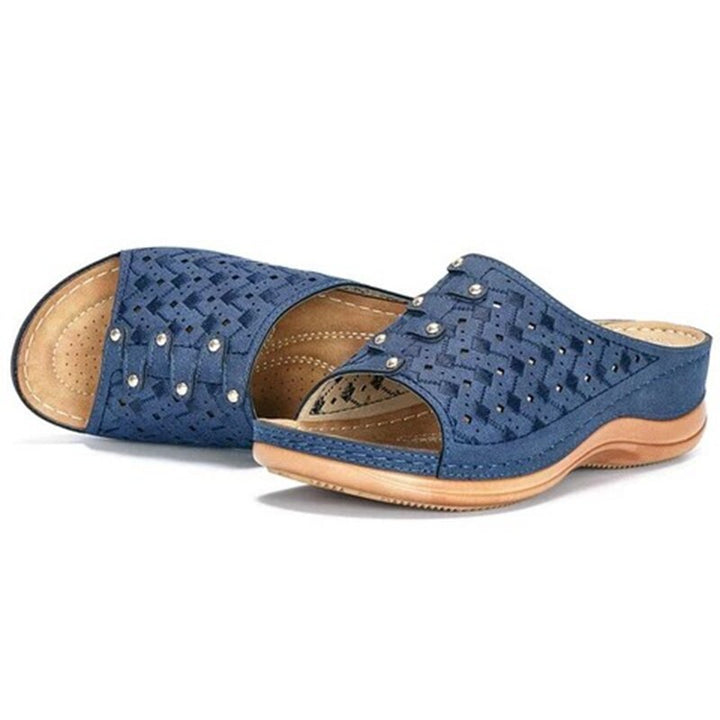 Blaue orthopädische Sandalen, komfortabel, geflochtenes Design, Damenmode, Sommer.