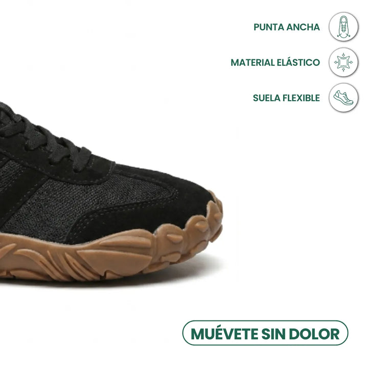 Černá bota v detailu přední části se širokou špičkou, pružným materiálem a ohebnou světle hnědou podrážkou s popisem vlastností. 23