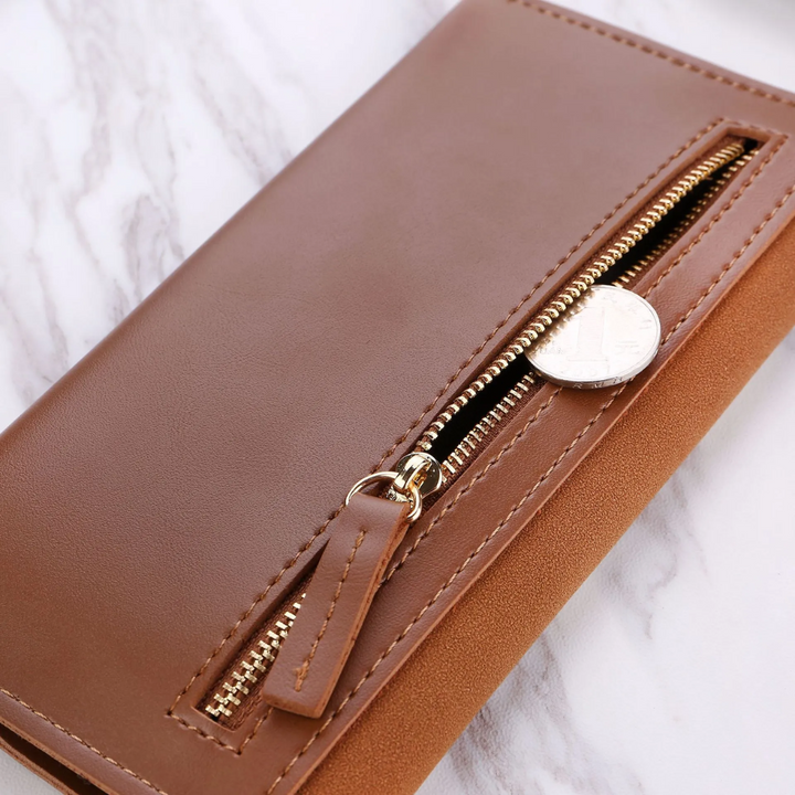 Braune Leder-Geldbörse mit Reißverschluss, elegantes Design, Damen-Accessoire.