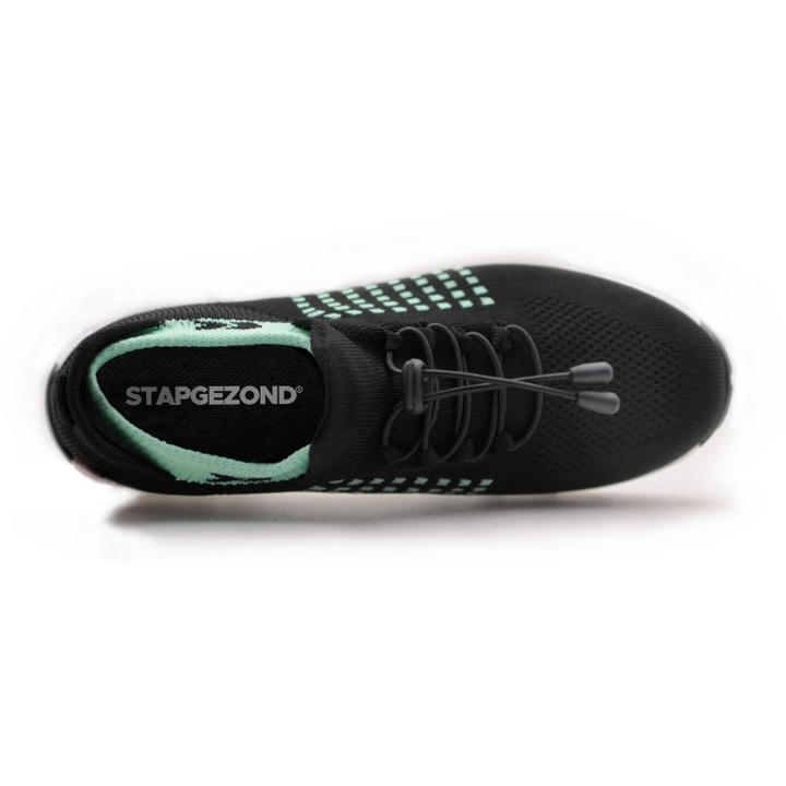 Schwarzer Sportschuh mit grünen Akzenten, atmungsaktives Mesh, Marke "STAPGEZOND".