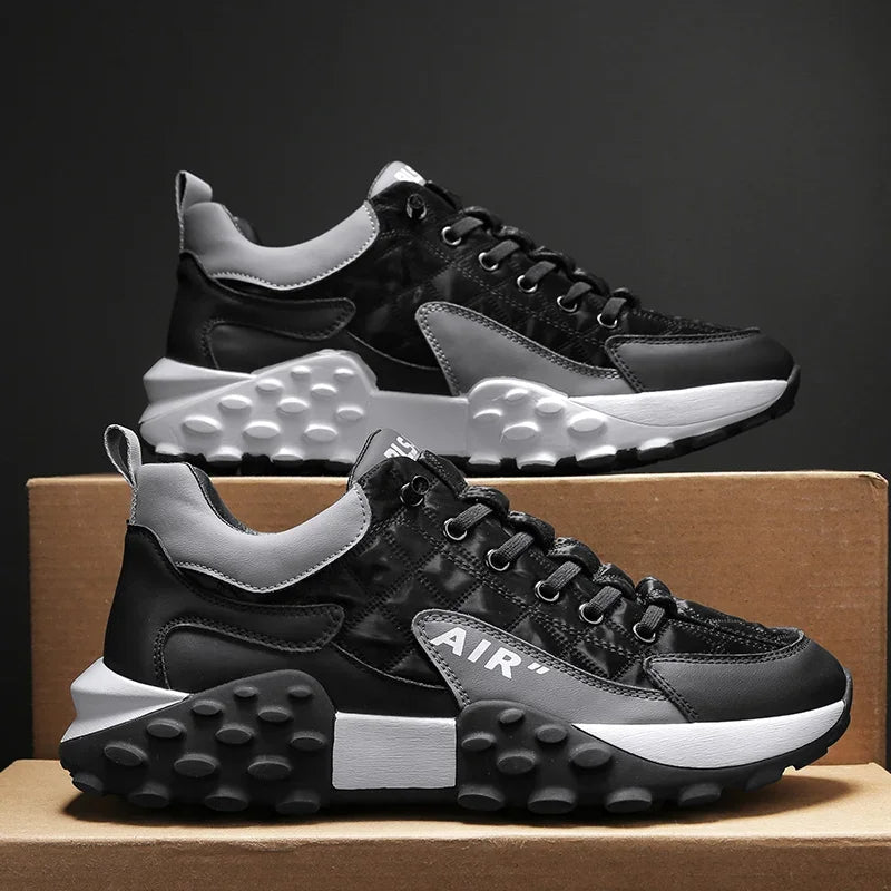 Schwarze Herren-Sportschuhe, atmungsaktiv, mit Luftkissen und robuster Sohle.