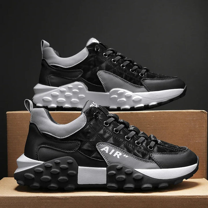 Schwarze Herren-Sportschuhe, atmungsaktiv, mit Luftkissen und robuster Sohle.