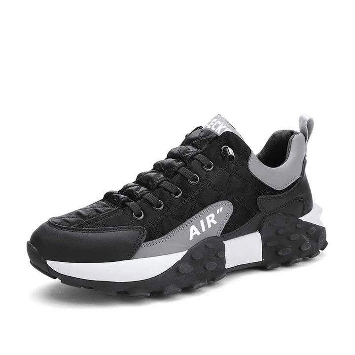 Schwarzer Herren-Sportschuh, atmungsaktiv, mit Luftkissen und weißer Sohle.