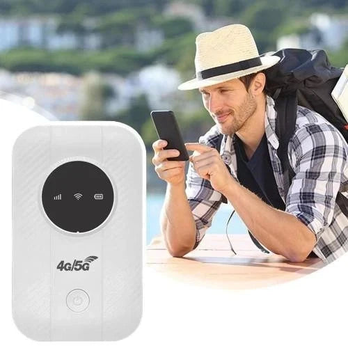 Muž se slaměným kloboukem a batohem používá telefon, v popředí je bílý router 7