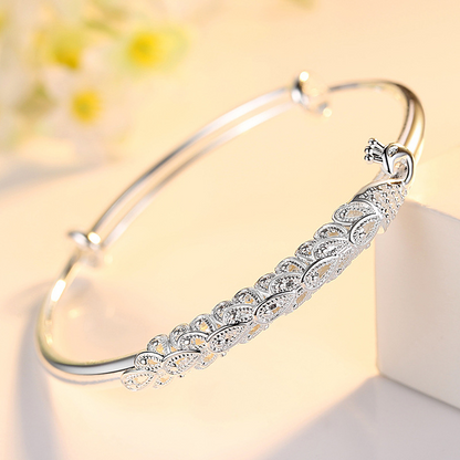 Silberarmband mit filigranem Blattdesign, eleganter Schmuck für Damen, modisches Accessoire.