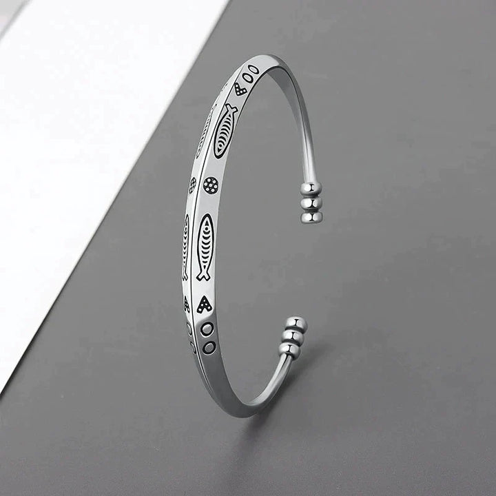 Silberarmband mit Fischgravur, minimalistisches Design, Edelstahl, Unisex-Schmuck, Geschenkidee.
