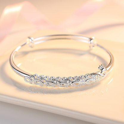 Silberarmband mit Kristallverzierung, elegantes Design, Schmuck für Damen, Geschenkidee.