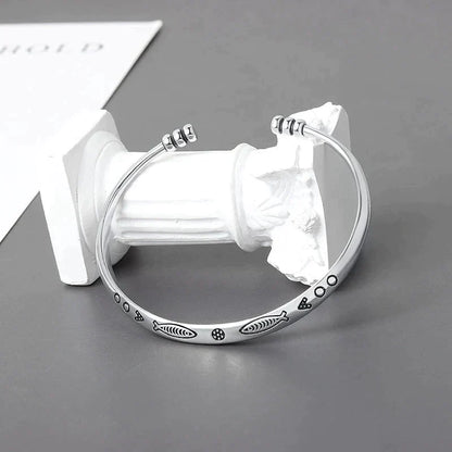 Silberarmreif mit Fischgrätenmuster, minimalistisches Design, Schmuck für Damen.