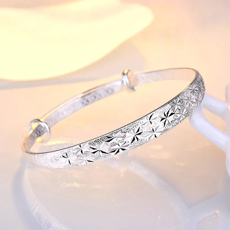Silberarmband mit Sternenmuster, verstellbar, elegantes Design, Schmuck für Damen.