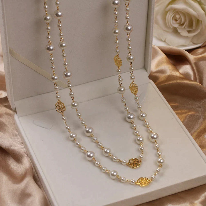 Perlenkette mit goldenen Verzierungen, elegantes Schmuckstück, Geschenkidee, luxuriöses Design.