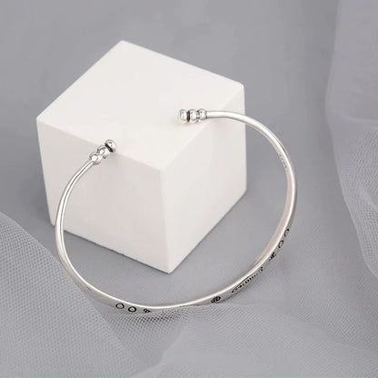 Silberarmreif mit Gravur, minimalistisches Design, Schmuck für Damen, elegantes Accessoire.