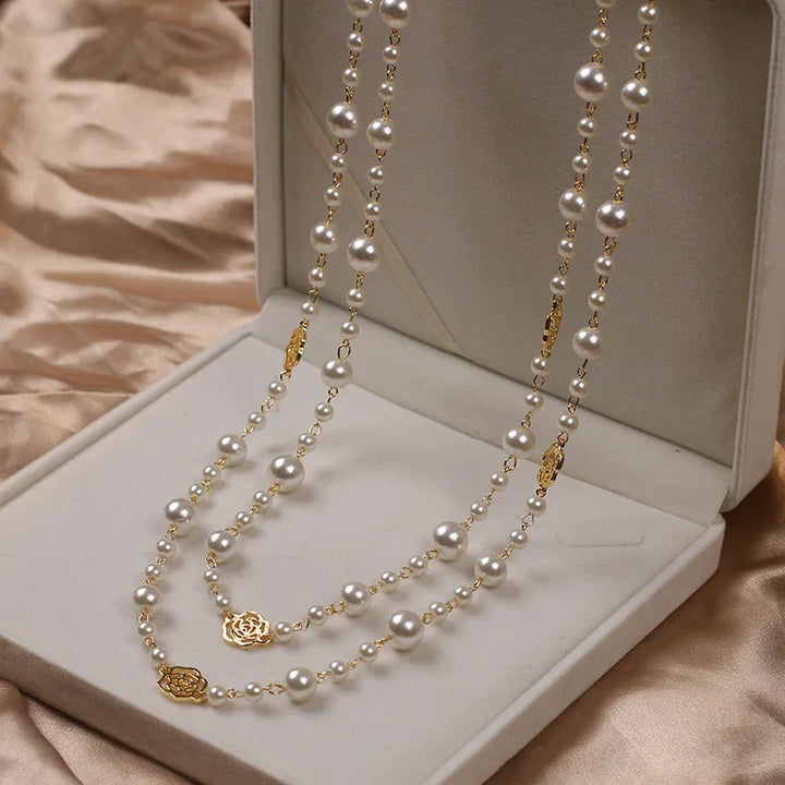 Perlenkette mit goldenen Akzenten in Schmuckschatulle, elegantes Design, Damenaccessoire.