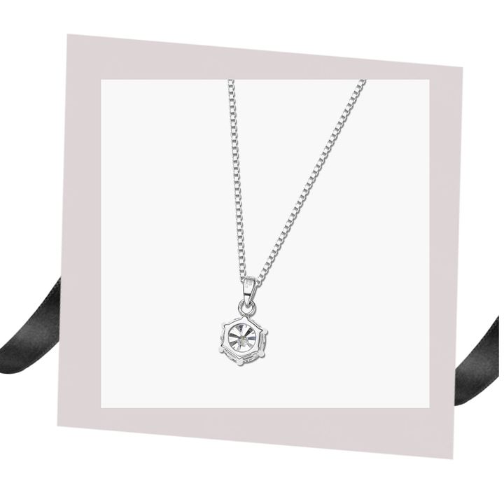 Silberne Halskette mit sechseckigem Anhänger und Kristall, eleganter Schmuck für Damen.