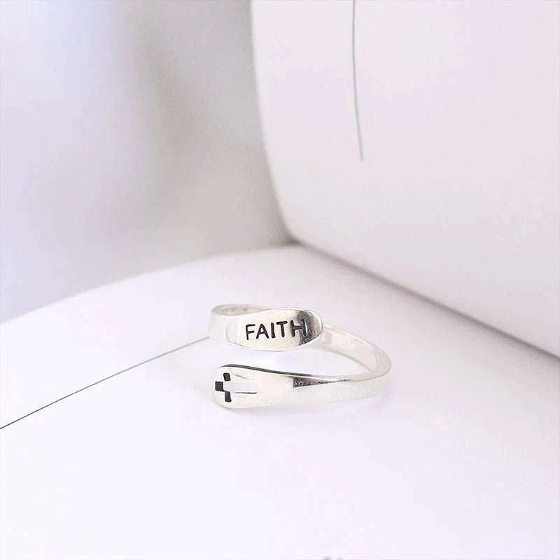 Silberner Ring mit "Faith"-Gravur und Kreuzsymbol, verstellbar, minimalistisches Design.