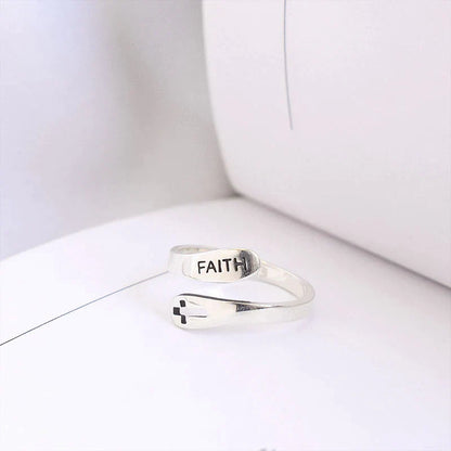Silberner Ring mit "Faith"-Gravur und Kreuzsymbol, verstellbar, minimalistisches Design.