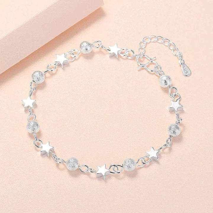 Silbernes Armband mit Stern- und Kugelanhängern, Damen-Schmuck, modisch, elegant.