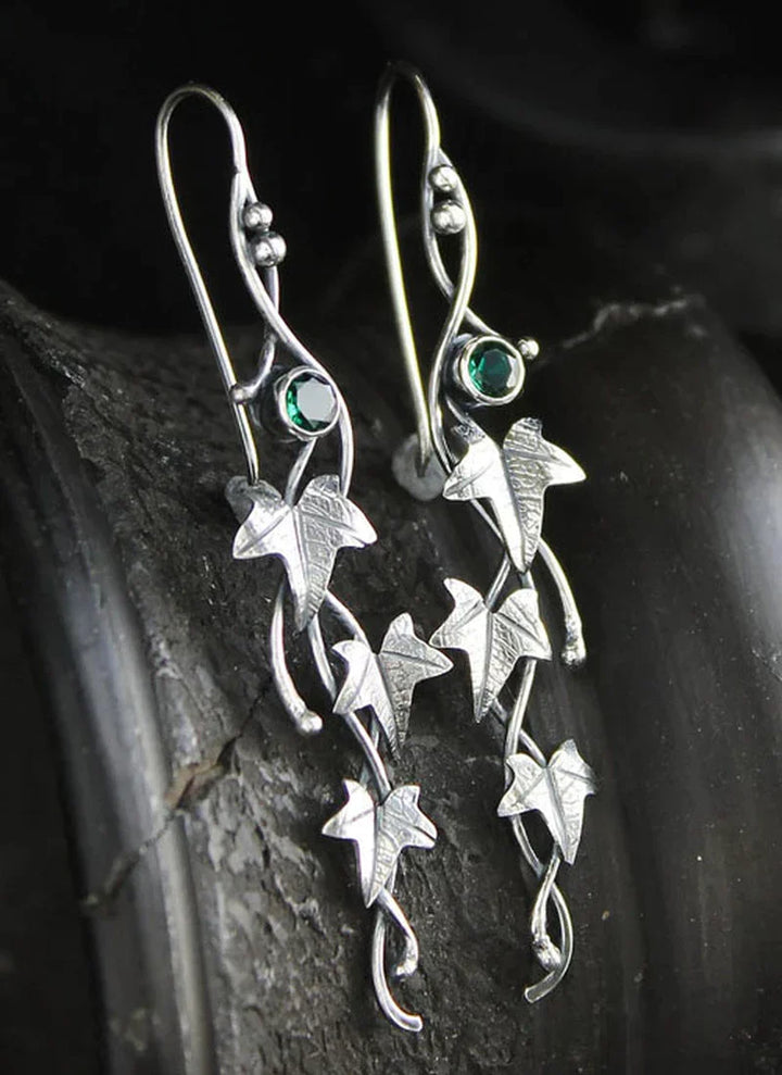 Silberne Ohrringe mit Efeublatt-Design und grünen Edelsteinen, handgefertigter Schmuck.