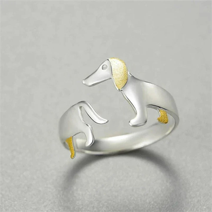 Silberner Dackel-Ring mit goldenen Details, verstellbar, modisches Accessoire für Hundeliebhaber.