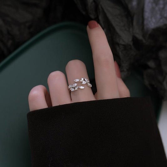 Silberner Damenring mit Blattdesign und Zirkonia-Steinen, eleganter Schmuck für Frauen.