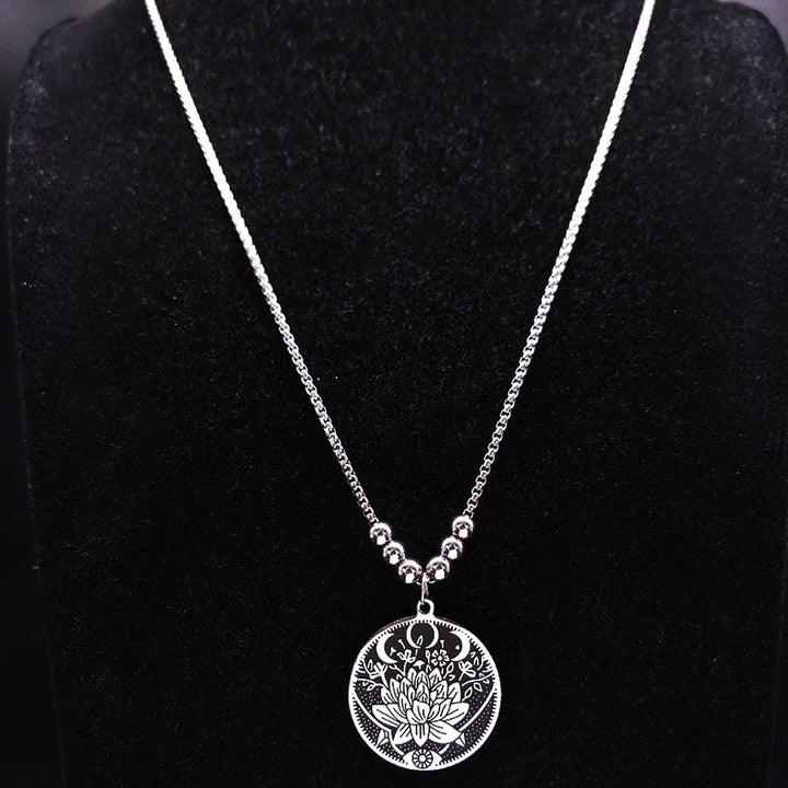 Silberne Halskette mit Lotus-Anhänger, filigranes Design, Schmuck für Damen, Geschenkidee.