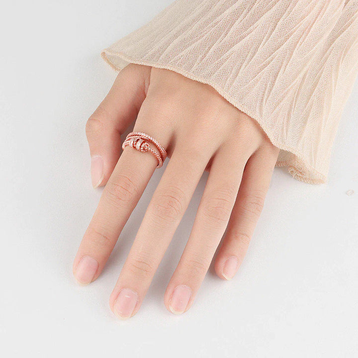 Hand mit roségoldenem Ring, Damenmode, Schmuck, elegantes Design, Accessoire, Geschenkidee.