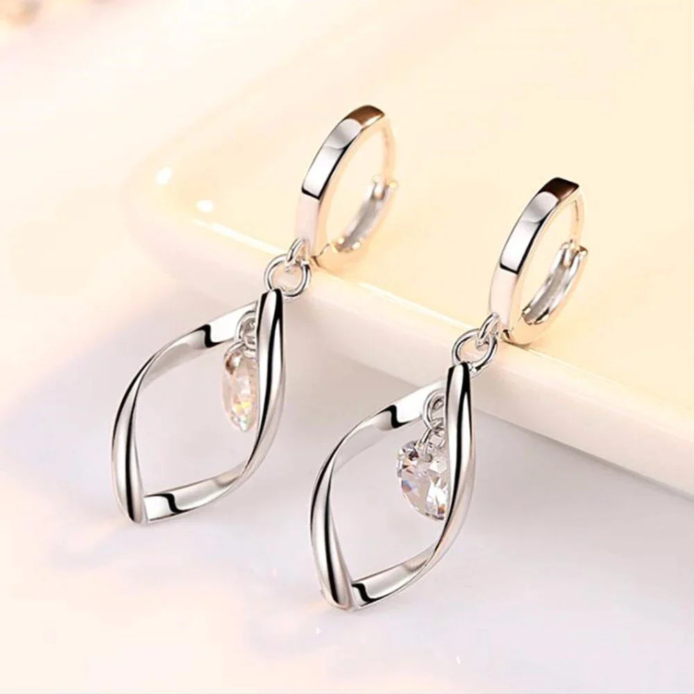 Silberne Ohrringe mit Kristallanhänger, elegantes Design, Schmuck für Damen.