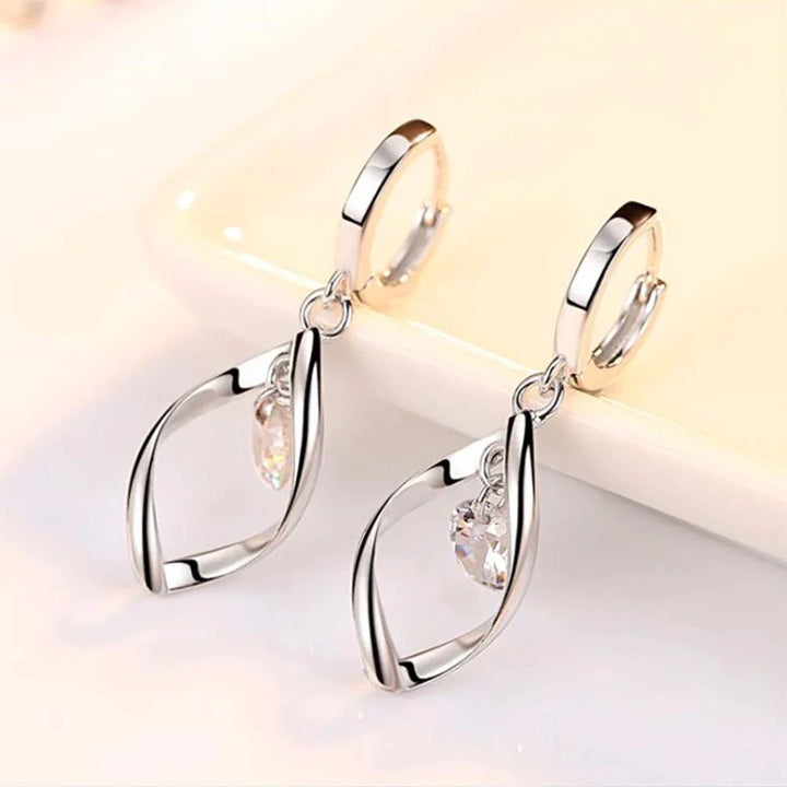 Silberne Ohrringe mit Kristallanhänger, elegantes Design, Schmuck für Damen.