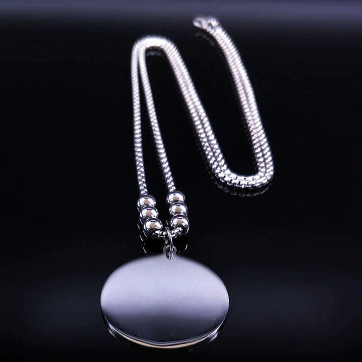 Silberne Halskette mit rundem Anhänger, glänzend, elegantes Schmuckdesign, Damenaccessoire.