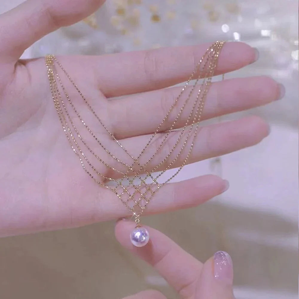 Goldene Halskette mit Perlenanhänger, filigranes Design, eleganter Schmuck für Damen.